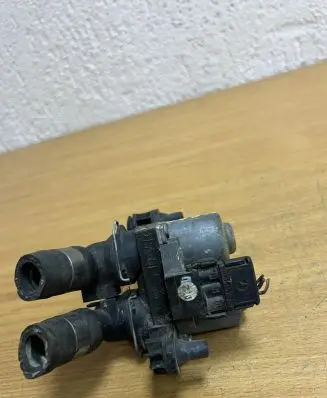 Mercedes-Benz E W210 Coolant heater control valve 0235451628 D8330