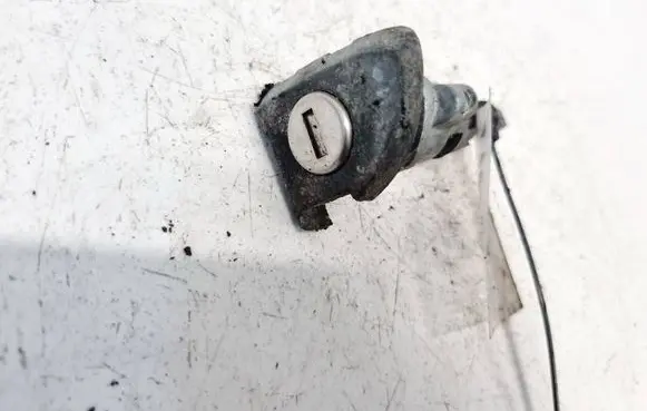Volkswagen PASSAT B6 Front door lock (next to the handle) 