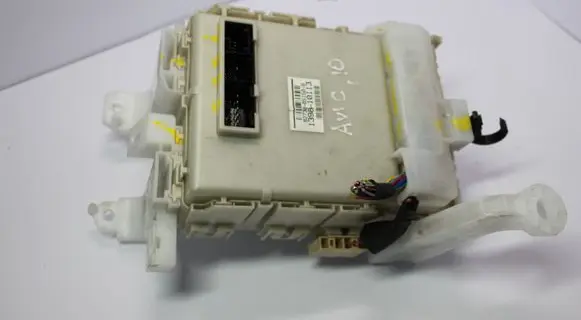 Toyota Avensis T270 Fuse module 8273005150B