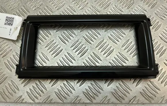 Land Rover Discovery 5 Radio/GPS head unit trim HY32047A04A