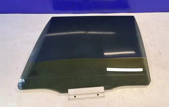 Volvo XC90 Rear door window glass 30674345 E143R001604