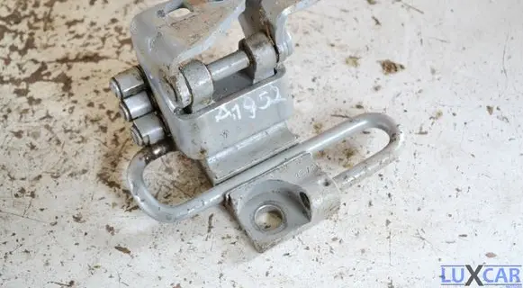 Volkswagen Golf V Front door lower hinge 1K0831412M
