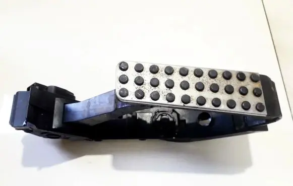 Mercedes-Benz C W203 Accelerator throttle pedal a1703000404