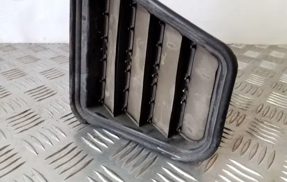 Mercedes-Benz R W251 Quarter panel pressure vent A2518300142