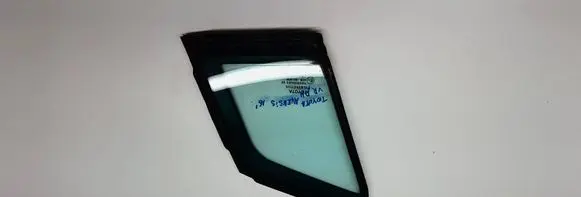 Toyota Avensis T270 Front door vent window glass four-door 6821505010 43R001605