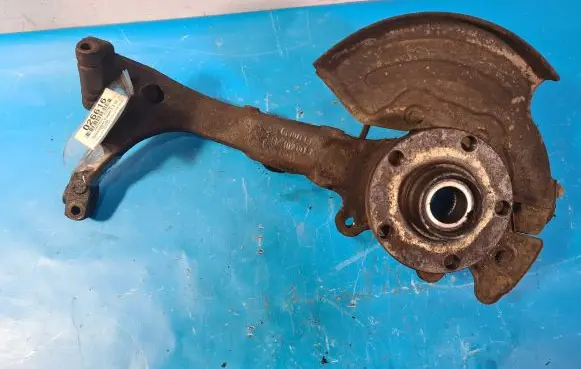 Volkswagen PASSAT B5.5 Front wheel hub spindle knuckle 8d0407258