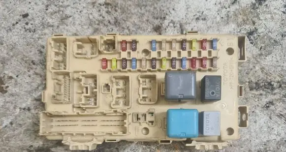 Toyota Avensis T250 Fuse module 8264105020A