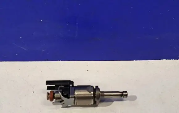 Volvo XC60 Fuel injector 31303495