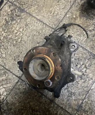 BMW 5 E39 Front wheel hub spindle knuckle