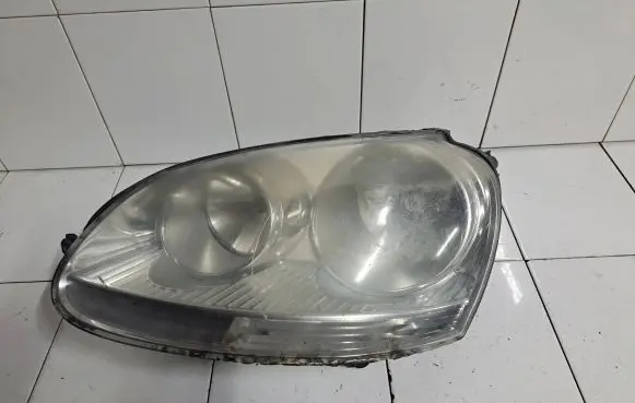 Volkswagen Jetta V Headlight/headlamp