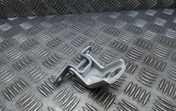 Nissan Qashqai+2 Rear door upper hinge 