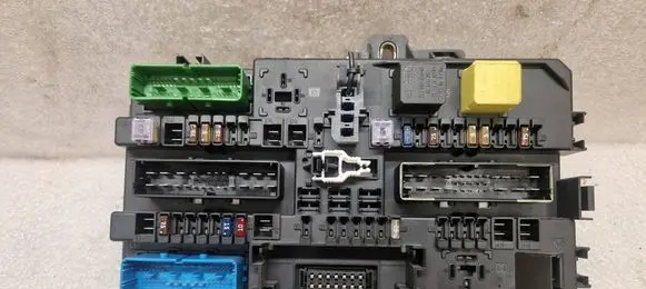 Opel Astra H Fuse module 13145017 5DK00866930