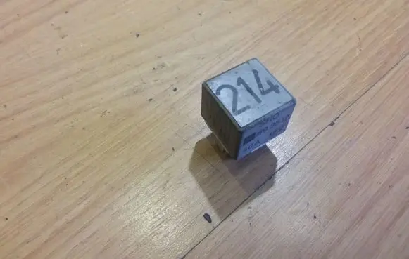 Volkswagen PASSAT B5 Other relay 443951253K