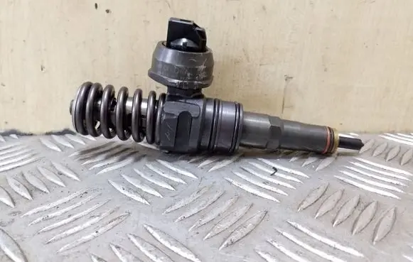 Volkswagen Golf V Fuel injector 038130073BN 0414720313