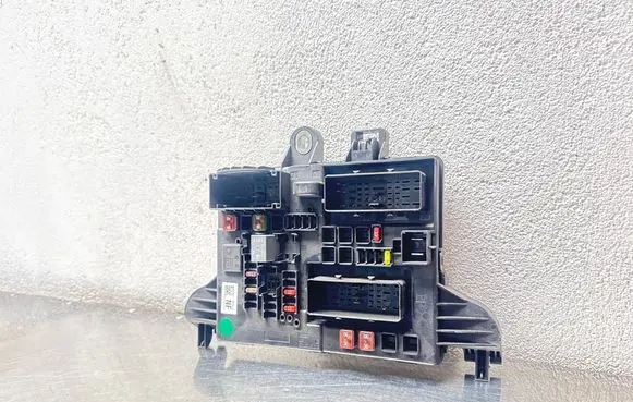 Opel Insignia A Fuse module 13277322 21401931410