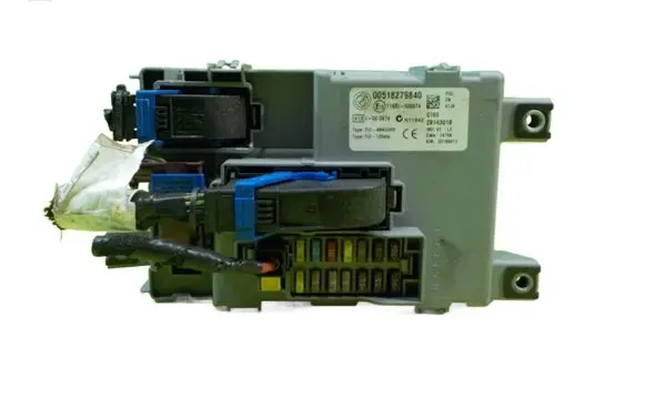 Fiat 500 Fuse box set 28143018 BEZPIECZNIKOW