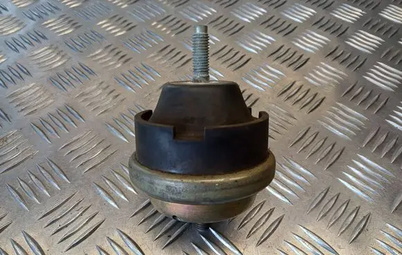 Engine mount bracket