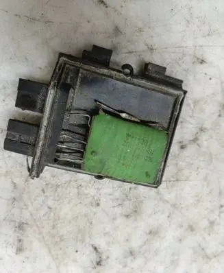 Volkswagen PASSAT B4 Heater blower motor/fan resistor 3131090041 893959263