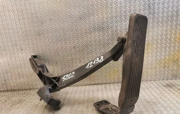 Mercedes-Benz C W202 Accelerator throttle pedal 2023011920