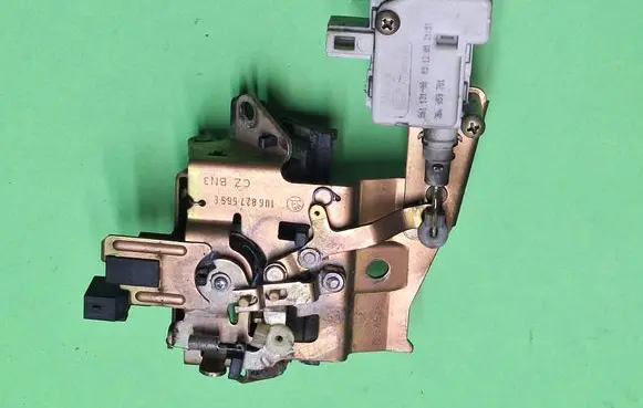 Skoda Octavia Mk1 (1U) Tailgate/trunk/boot lock/catch/latch 1U6827565E
