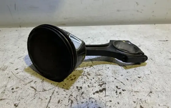 Dodge Challenger Piston with connecting rod 