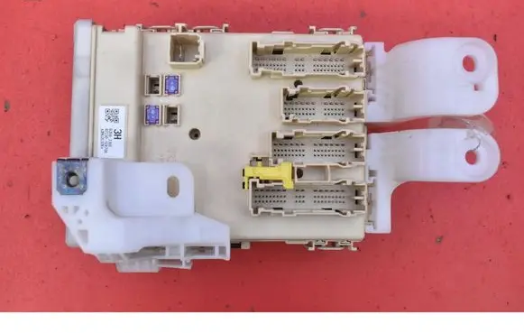 Toyota Auris E180 Fuse box set 8273012X70A