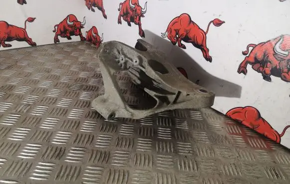 Volkswagen Multivan T6 Engine mounting bracket 7E0199370M