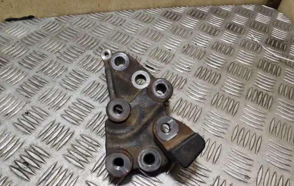 Honda CR-V Engine mounting bracket