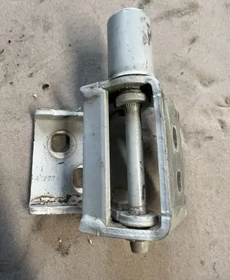 Renault Clio III Front door lower hinge 