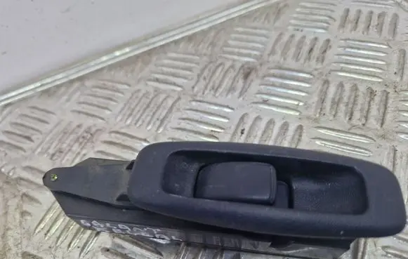 Mitsubishi Galant Electric window control switch MR252818 C8DD240M