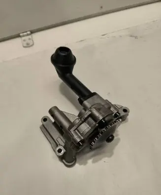 Volkswagen Caddy Oil pump 030115105C C04466984