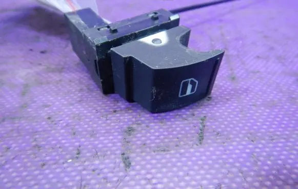 Volkswagen Tiguan Quarter vent window switch 7L6959856B