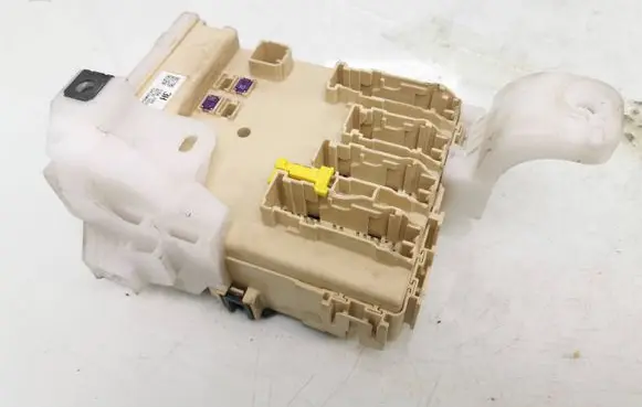 Toyota Auris E180 Fuse module 8273012X70A 63583366 3HC36MHS