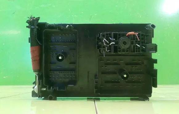 Opel Ampera Fuse box set 1110117AD BEZPIECZNIKOW
