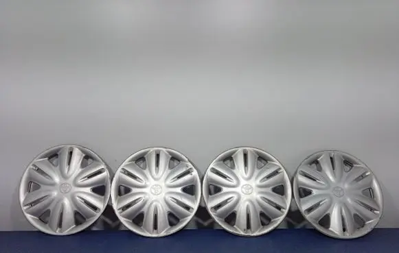 Toyota Avensis T220 R17 wheel hub/cap/trim 42602-05070