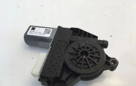 BMW 1 F40 Front door window regulator motor 74102120