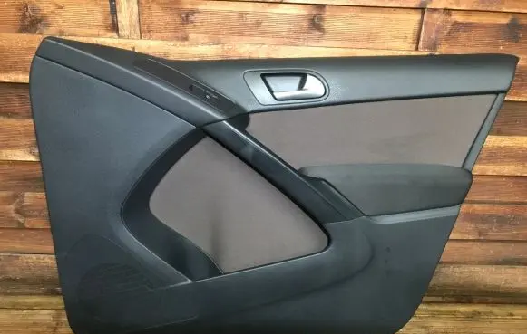 Volkswagen Tiguan Front door card panel trim