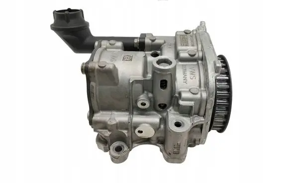 Volkswagen PASSAT B8 Oil pump 