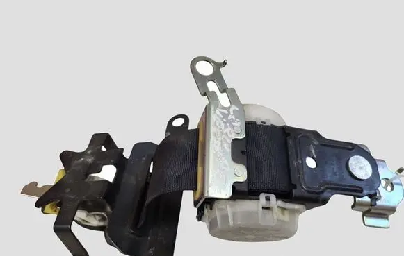 Toyota Corolla Verso E121 Middle seatbelt (rear) H099901