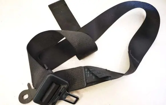 Middle seatbelt buckle (rear)