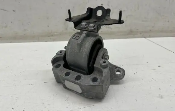 Toyota RAV 4 (XA50) Engine mount bracket