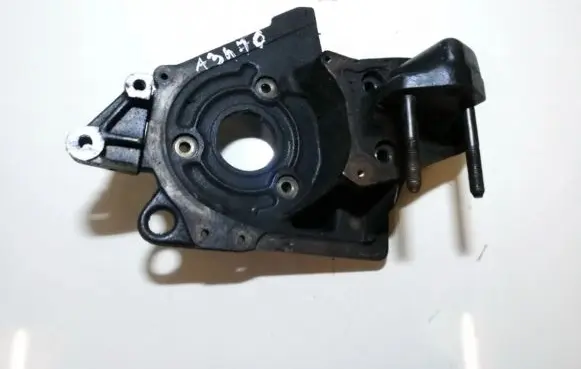 Volvo S40, V40 Engine mounting bracket