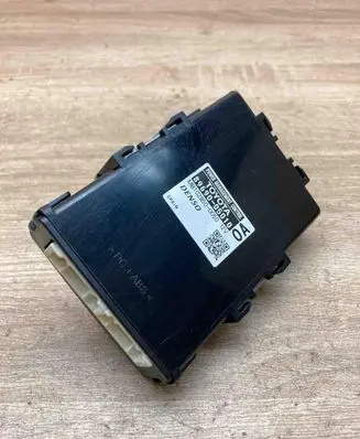 Toyota Avensis T270 Power management control unit 8969005010 MB1028500050