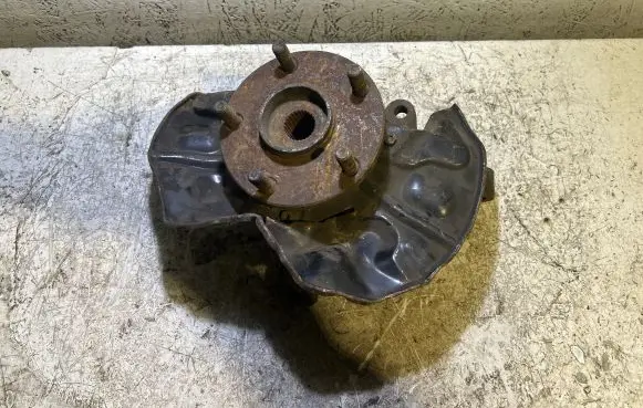 Toyota Corolla Verso AR10 Front wheel hub