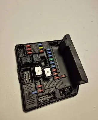 Nissan Qashqai Fuse module 284B7BB01C 522791F01 4610013290