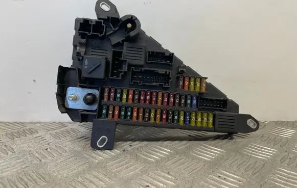 BMW 5 E60 E61 Fuse module 9138830 913883001