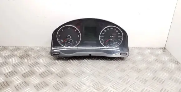 Volkswagen Tiguan Speedometer (instrument cluster) 5N0920982D