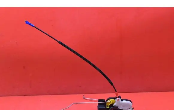 Opel Zafira C Front door lock 3023881LH1