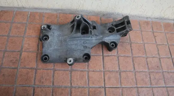 Volkswagen PASSAT B6 Generator/alternator bracket 038903143F