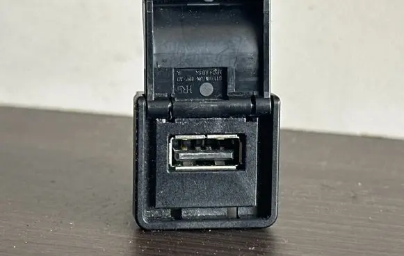 Nissan Leaf I (ZE0) USB socket connector 284H31FA0B